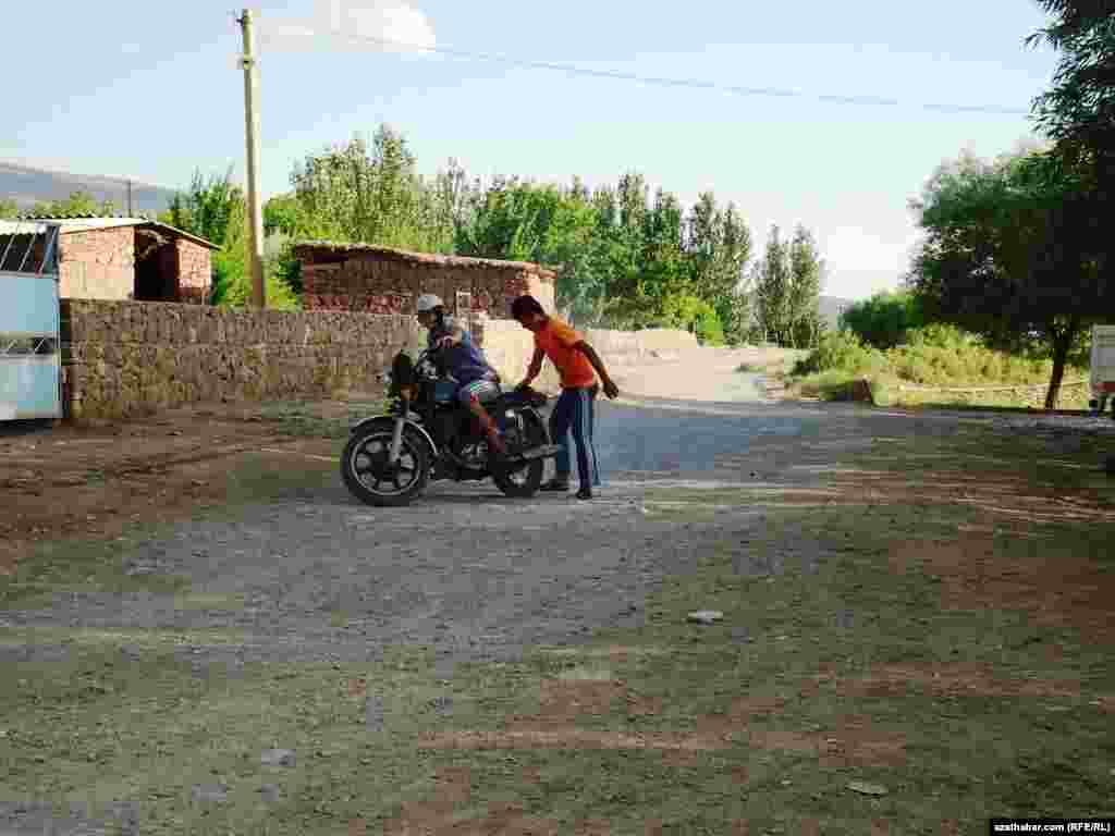 Motosiklet sürmegi öwrenýän oglanlar