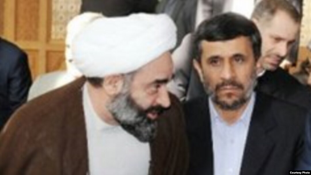 محمد هادی فرید، معاون دفتر نمایندگی ولی فقیه در جمهوری آذربایجان. (سمت چپ)