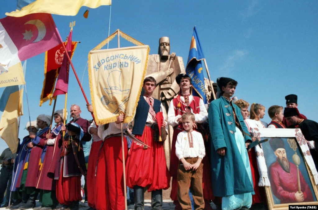 Під час урочистостей біля пам’ятника гетьману Петру Конашевичу-Сагайдачному в Хотині, 17 жовтня 1991 року