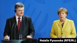 Президент України Петро Порошенко та канцлер Німеччини Анґела Меркель. Берлін, 16 березня 2015 року