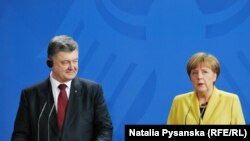 Петр Порошенко и Ангела Меркель на пресс-конференции в Берлине, 16 марта 2015
