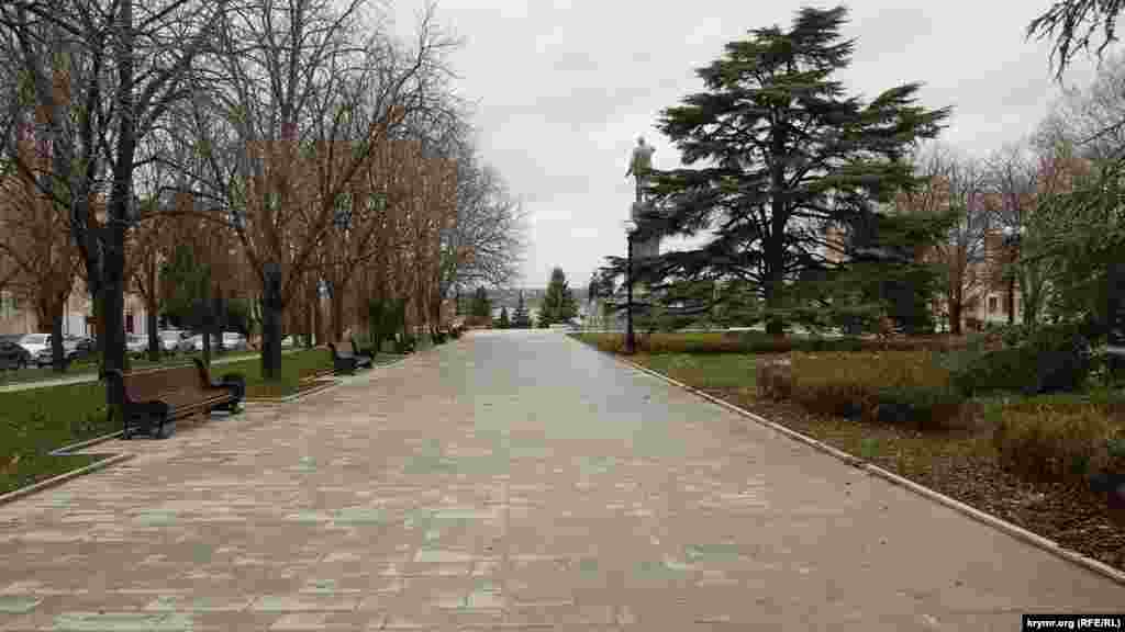 Дві широкі алеї проходять через сквер від забору Володимирського собору повз пам&#39;ятник Леніну і спускаються пагорбом у бік проспекту Нахімова.