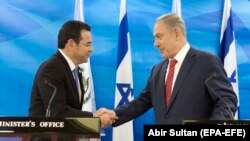 Președintele Guatemalei Jimmy Morales și premierul israelian Benjamin Netanyahu la o întîlnire la Ierusalim în noiembrie 2017