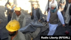 تصویر آرشیف: جریان بیرون کشیدن جسد یکی از کارگران از داخل یک معدن در شمال افغانستان 
