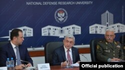 Президент Армении Серж Саргсян (в центре) в ходе лекции в Национальном исследовательском университете обороны Минобороны РА, Ереван, 24 октября 2017 г.