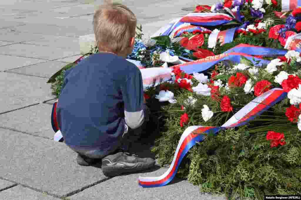 În ziua de 8 mai, familiile au venit cu copiii pentru a onora memoria celor căzuți în cel de-al Doilea Război Mondial.