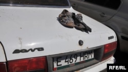Автомобиль «Волга» Кабидоллы Шолакова, на котором он приехал к зданию прокуратуры, и его обгоревшие сандалии. Атырау. 26 мая 2009 года.