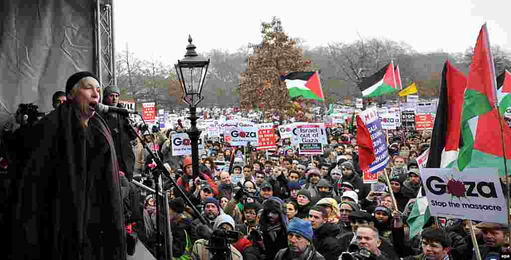 Певица Анни Ленокс обращается к толпе протестующих против действий Израиля в Гайд-парке, Лондон, Великобритания, 10 января 2009.