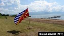 Zastava Grčke i Makedonije na obalama Prespanskog jezera