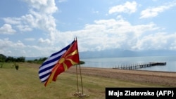 Знамињата на Грција и Северна Македонија на брегот на Преспанското Езеро, 17 јуни 2018 година кога беше потпишан Договорот меѓу двете земји