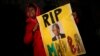 În memoria lui Nelson Mandela, adunare în fața Înaltei Comisii Sud-Africane, Trafalgar Square, Londra. (Reuter/Suzanne Plunkett)