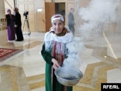 Ашгабат. Борьба с коронавирусом: окуривание дипкорпуса могильником обыкновенным.