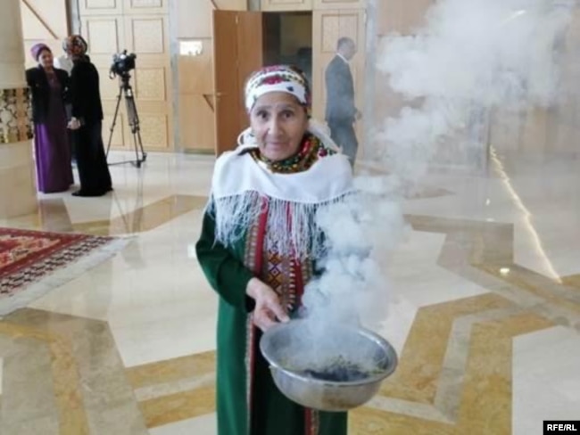 دود دادن اسفند در عشق‌آباد «علیه کرونا»، به توصیه رئیس جمهور کشور