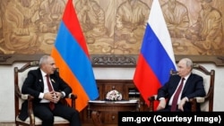 Армениянын премьер-министри Никол Пашинян жана Орусиянын президенти Владимир Путин. 2026-жылдын 1-сентябры, Бишкек шаары.