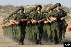 Российские солдаты на сухопутных учениях "Индра-2013" в Индии