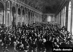 Зеркальный зал Версальского дворца во время церемонии подписания мирного договора