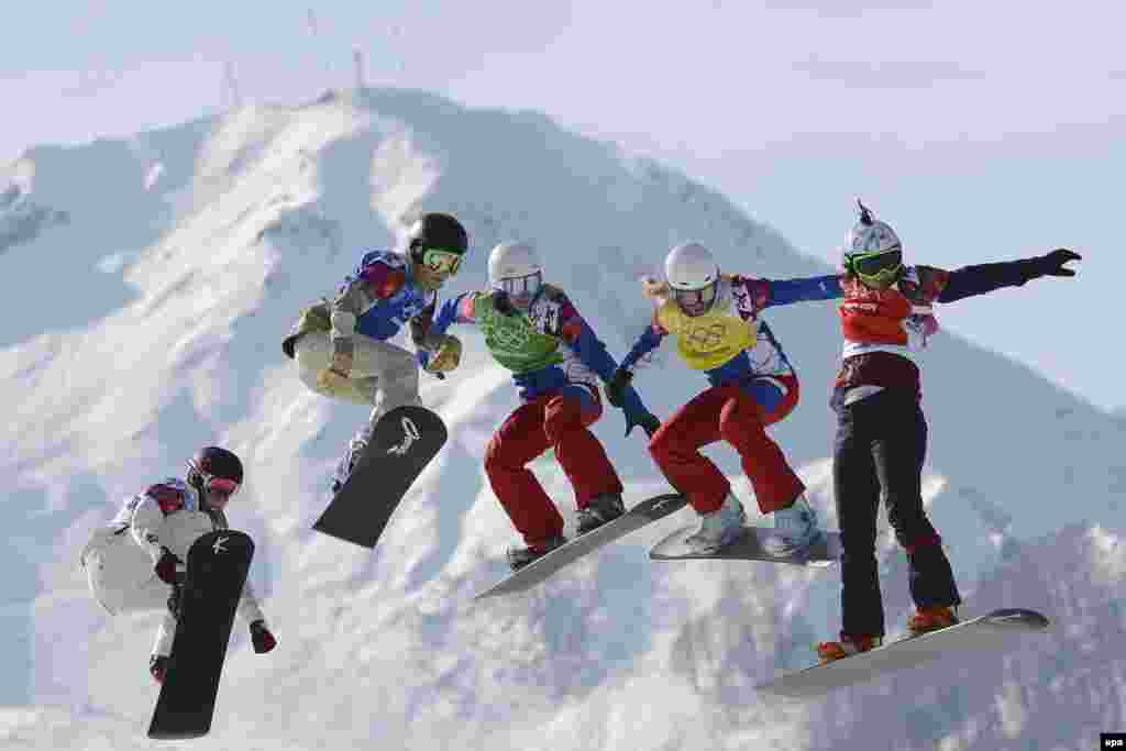 (From right) Eva Samkova of the Czech Republic, Chloe Trespeuch of France, Nelly Moenne Loccoz of France, Faye Gulini of the United States, and Simona Weiler of Switzerland compete in the women&#39;s snowboard cross semifinal. Samkova won all rounds and gold in final. (epa/Vassil Donev)