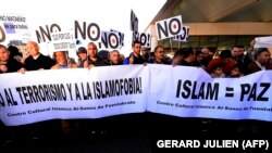 Müsəlmanların lehinə şüar: "No to terrorism and to Islamophobia" və "Islam = Peace"