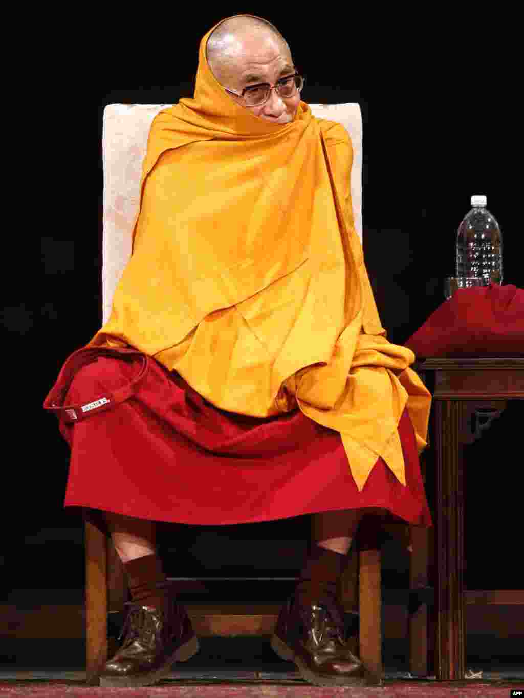 ЗША. Далай Лама жартуе падчас выступу ў катэдральным саборы Сьвятога Яна ў Нью-Ёрку