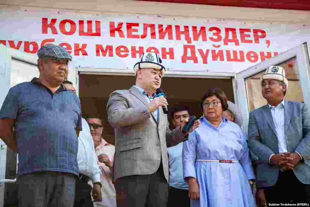 Экс-президент&nbsp;Роза Отунбаева&nbsp;&laquo;Ата Мекен&raquo; партиясынын лидери Өмүрбек Текебаев менен экс-министр, мурдагы элчи Дүйшөнкул Чотоновдун түрмөдөн чыгышын тарыхый күн деп атады.