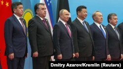 Слева направо: главы Кыргызстана, Таджикистана, России, Китая, Казахстана и Узбекистана. Архивное фото.
