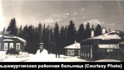 Территория больницы в 1940-х гг. Слева хирургический корпус, где лежала Максимова