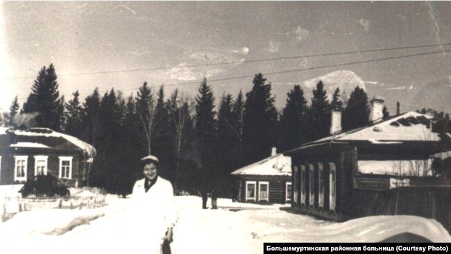 Территория больницы в 1940-х гг. Слева хирургический корпус, где лежала Максимова