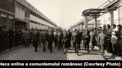 Ceaușescu vizitează Întreprinderea de Utilaj Tehnologic din Buzău.(24 septembrie 1976) Fototeca online a comunismului românesc; cota:230/1976