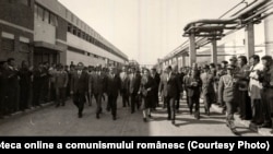 Ceaușescu vizitează Întreprinderea de Utilaj Tehnologic din Buzău.(24 septembrie 1976) Fototeca online a comunismului românesc; cota:230/1976