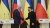 Президент Чехії Петр Павел і президент України Володимир Зеленський потиснули один одному руки після спільної пресконференції, 21 березня 2025 року.