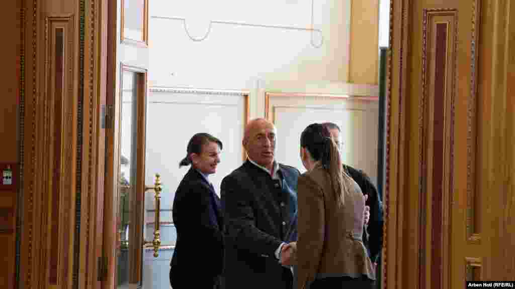 Pavarësisht se partitë opozitare kanë bojkotuar punimet e seancës, ata ishin të pranishëm në Kuvend. Kreu i AAK-së, Ramush Haradinaj u pa duke hyrë në objektin e organit ligjvënës. 