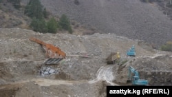 Золотоносная шахта в Чаткальском районе Джалал-Абадской области Кыргызстана.