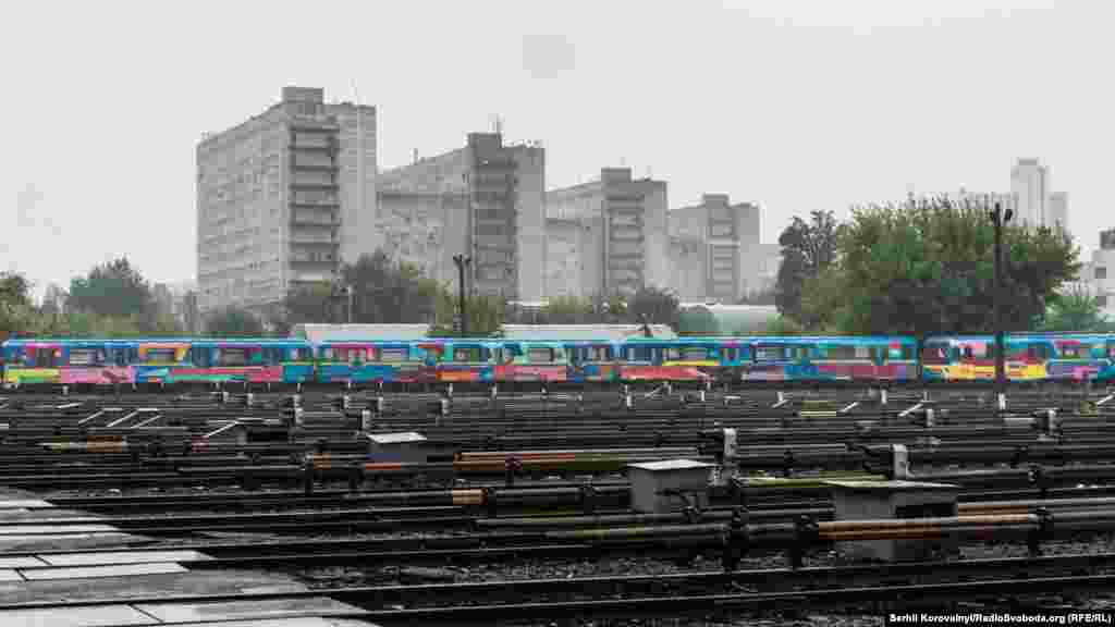Потяг виглядає справжнім красенем на фоні сірих радянських багатоповерхівок