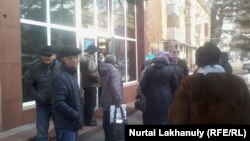 Медеу аудандық ішкі істер басқармасы алдына әріптестерін қолдауға жиналған борышкерлер. Алматы. 21 қаңтар 2016 жыл.