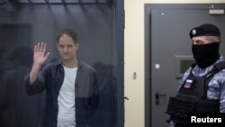 Evan Gershkovich la o audiere într-un tribunal din Moscova, în aprilie 2024. 