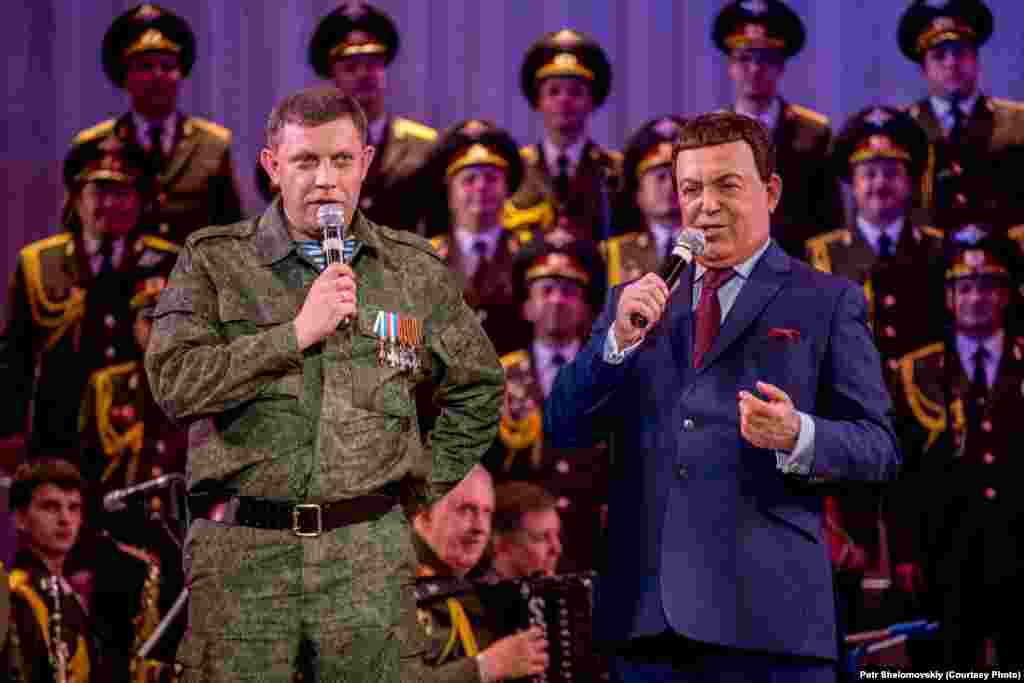 Kobzon and Aleksandr Zakharchenko, a Russia-backed separatist leader,&nbsp;sing a Soviet song together during a concert in Donetsk, Ukraine, April 2014.