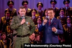 Iosif Kobzon și șeful din Donețk Aleksandr Zaharcenko interpretând cântece sovietice.