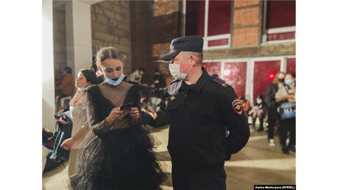 Режиссёр Виктория Нарахса общается с полицейскими