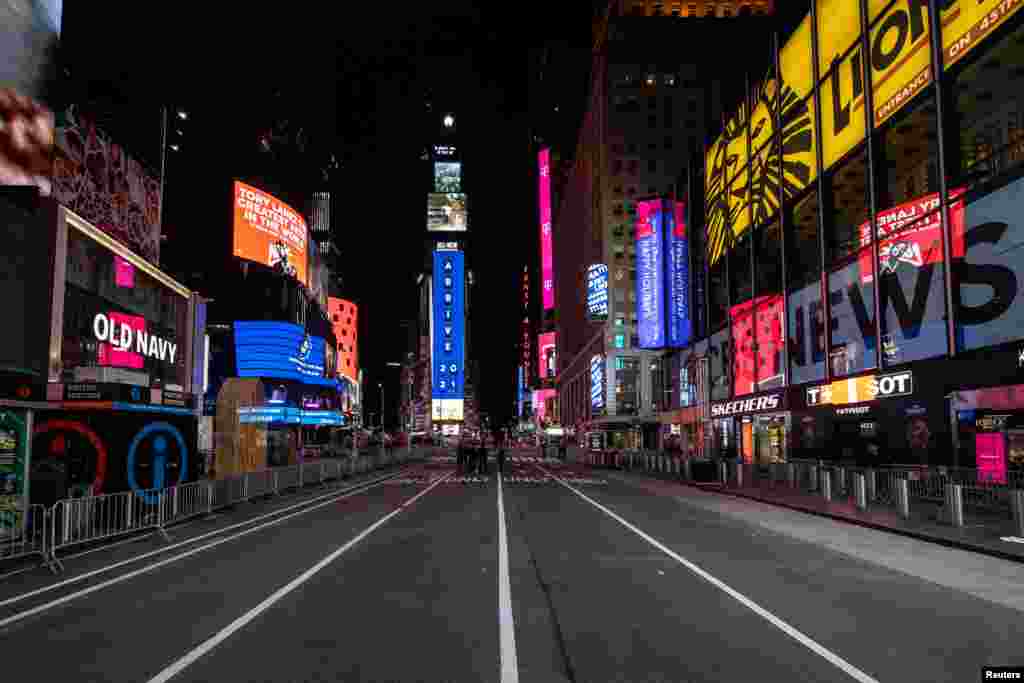 Në sheshin kryesor të Nju Jorkut Times Square shihet kjo rrugë e zbrazët, pak orë para ndërrimit të moteve.