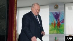 Aljakszandr Lukasenka leadja a szavazatát Minszkben 2024. február 25-én