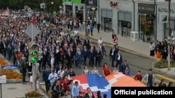 Nagorno-Karabakh - Armenian President Serzh Sarkisian and Karabakh Armenians march in Stepanakert to mark the 25th aniversary of the territory's declaration of independence from Azerbaijan, 2Sep2016.