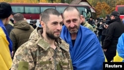 Prizonieri de război ucraineni, eliberați în urma unui schimb, într-o locație necunoscută din Ucraina.