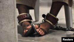 Узник Гуантанамо в изоляторе лагеря, 27 апреля 2010 года.