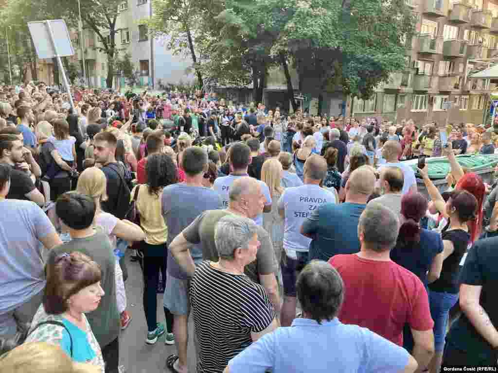 Prvi osnovni sud u Beogradu preinačio je rešenje sudije i odredio pritvor do 30 dana vozaču koji je 18. jula na pešačkom prelazu u beogradskom naselju Karaburma udario dvojicu dečaka, nakon čega je jedan od njih preminuo od povreda.