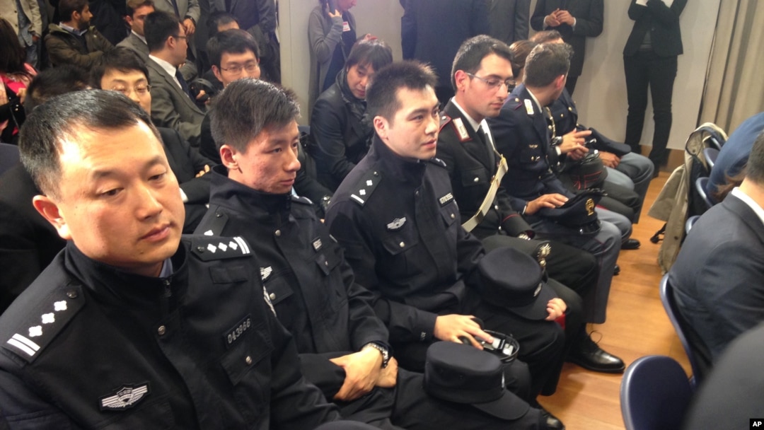 Ofițeri de poliție chinezi participă la o conferință a ministrului italian de interne, Angelino Alfano, pe 2 mai 2016, la Roma. Din acel an, polițiștii chinezi au început să patruleze împreună cu ofițeri italieni, la Roma și Milano, în cadrul unui experiment de câteva săptămâni.