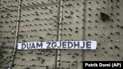 Përkrahës të Lëvizjes Vetëvendosje gjatë një tubimi në Prishtinë, 28 maj, 2020
