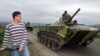 Konvoji me tanke të Ushtrisë ruse duke shkuar drejt aeroportit në Sllatinë. 1999