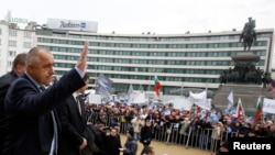 Уходящий премьер-министр Болгарии Бойко Борисов приветствует своих сторонников перед зданием парламента. София, 21 февраля 2013 года.