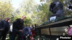 Armenia -- People lay flowers at a memorial to the victims of the October 1999 deadly attack on the Armenian parliament, Yerevan, October 27, 2019. 