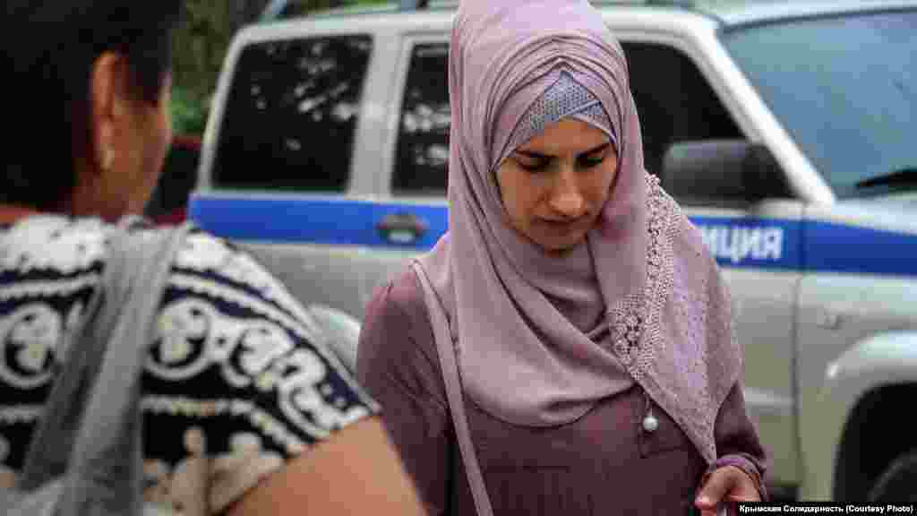 Жена Арсена Абхаирова Азизе под зданием суда после заседания по продлению меры пресечения ее мужу